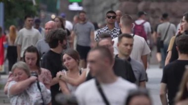 KYIV, UKRAINE SEPTEMBER 1, 2024: Şehrin merkez caddesindeki insanların dikey videosu - Khreshchatyk, yavaş çekim.