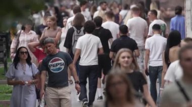 KYIV, UKRAINE SEPTEMBER 1, 2024: Şehrin merkez caddesindeki insanların dikey videosu - Khreshchatyk, yavaş çekim.