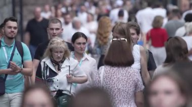 KYIV, UKRAINE SEPTEMBER 1, 2024: Şehrin merkez caddesindeki insanların dikey videosu - Khreshchatyk, yavaş çekim.