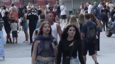 KYIV, UKRAINE SEPTEMBER 1, 2024: Şehrin merkez caddesindeki insanların dikey videosu - Khreshchatyk, yavaş çekim.