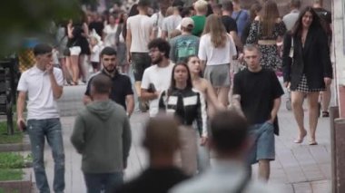 KYIV, UKRAINE SEPTEMBER 1, 2024: Şehrin merkez caddesindeki insanların dikey videosu - Khreshchatyk, yavaş çekim.