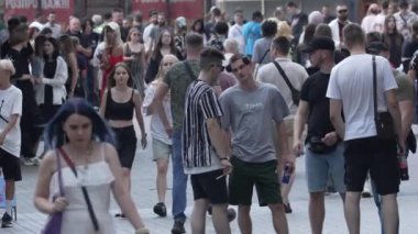 KYIV, UKRAINE SEPTEMBER 1, 2024: Şehrin merkez caddesindeki insanların dikey videosu - Khreshchatyk, yavaş çekim.