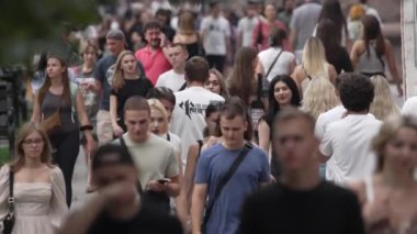 KYIV, UKRAINE SEPTEMBER 1, 2024: Şehrin merkez caddesindeki insanların dikey videosu - Khreshchatyk, yavaş çekim.