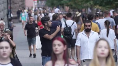 KYIV, UKRAINE SEPTEMBER 1, 2024: Şehrin merkez caddesindeki insanların dikey videosu - Khreshchatyk, yavaş çekim.