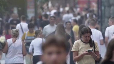 KYIV, UKRAINE SEPTEMBER 1, 2024: Şehrin merkez caddesindeki insanların dikey videosu - Khreshchatyk, yavaş çekim.