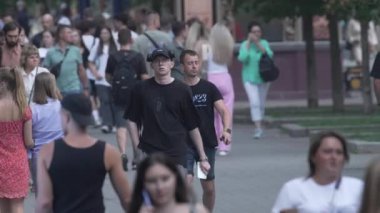 KYIV, UKRAINE SEPTEMBER 1, 2024: Şehrin merkez caddesindeki insanların dikey videosu - Khreshchatyk, yavaş çekim.