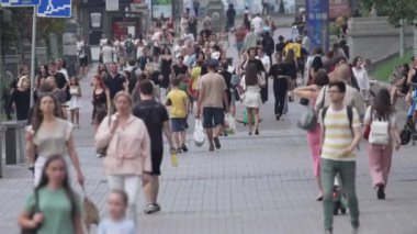 KYIV, UKRAINE 1 Eylül 2024: Yürüyen kalabalığın dikey videosu