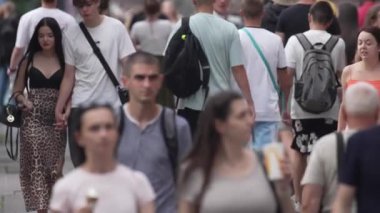 KYIV, UKRAINE 1 Eylül 2024: Yürüyen kalabalığın dikey videosu
