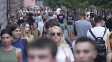 KYIV, UKRAINE 1 Eylül 2024: Yürüyen kalabalığın dikey videosu