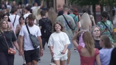 KYIV, UKRAINE 1 Eylül 2024: Yürüyen kalabalığın dikey videosu