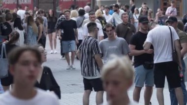 KYIV, UKRAINE 1 Eylül 2024: Yürüyen kalabalığın dikey videosu