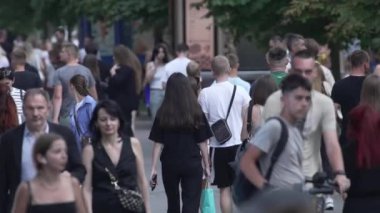 KYIV, UKRAINE 1 Eylül 2024: Yürüyen kalabalığın dikey videosu