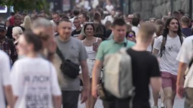 KYIV, UKRAINE 1 Eylül 2024: Yürüyen kalabalığın dikey videosu