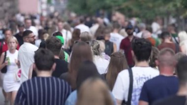 KYIV, UKRAINE 1 Eylül 2024: Yürüyen kalabalığın dikey videosu