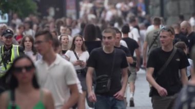 KYIV, UKRAINE 1 Eylül 2024: Yürüyen kalabalığın dikey videosu