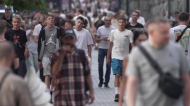 KYIV, UKRAINE 1 Eylül 2024: Yürüyen kalabalığın dikey videosu