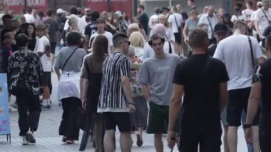 KYIV, UKRAINE 1 Eylül 2024: Yürüyen kalabalığın dikey videosu