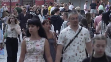 KYIV, UKRAINE 1 Eylül 2024: Yürüyen kalabalığın dikey videosu