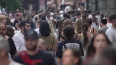 KYIV, UKRAINE 1 Eylül 2024: Yürüyen kalabalığın dikey videosu