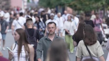 KYIV, UKRAINE 1 Eylül 2024: Yürüyen kalabalığın dikey videosu