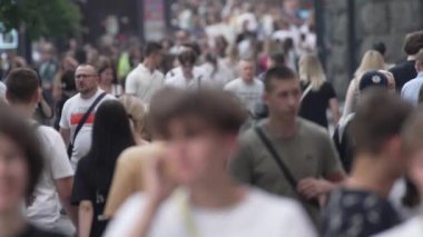 KYIV, UKRAINE 1 Eylül 2024: Yürüyen kalabalığın dikey videosu