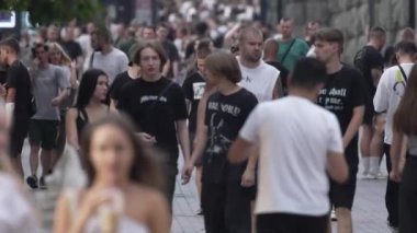 KYIV, UKRAINE 1 Eylül 2024: Yürüyen kalabalığın dikey videosu