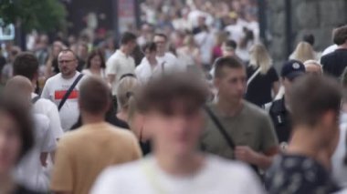 KYIV, UKRAINE 1 Eylül 2024: Yürüyen kalabalığın dikey videosu