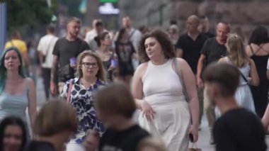 KYIV, UKRAINE 1 Eylül 2024: Yürüyen kalabalığın dikey videosu