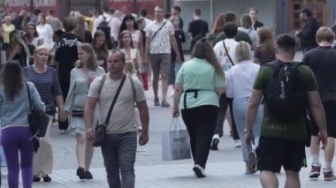 KYIV, UKRAINE 1 Eylül 2024: Yürüyen kalabalığın dikey videosu