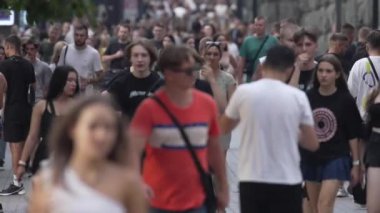 KYIV, UKRAINE 1 Eylül 2024: Yürüyen kalabalığın dikey videosu