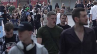 KYIV, UKRAINE 1 Eylül 2024: Yürüyen kalabalığın dikey videosu