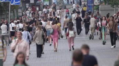 KYIV, UKRAINE 1 Eylül 2024: Yürüyen kalabalığın dikey videosu