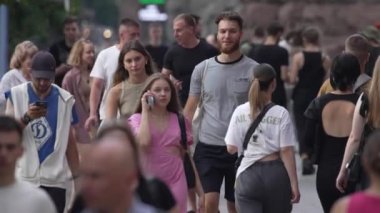 KYIV, UKRAINE 1 Eylül 2024: Yürüyen kalabalığın dikey videosu