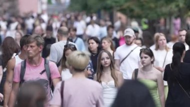 KYIV, UKRAINE 1 Eylül 2024: Yürüyen kalabalığın dikey videosu