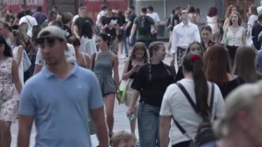 KYIV, UKRAINE 1 Eylül 2024: Yürüyen kalabalığın dikey videosu