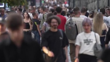 KYIV, UKRAINE 1 Eylül 2024: Yürüyen kalabalığın dikey videosu