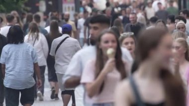 KYIV, UKRAINE 1 Eylül 2024: Yürüyen kalabalığın dikey videosu