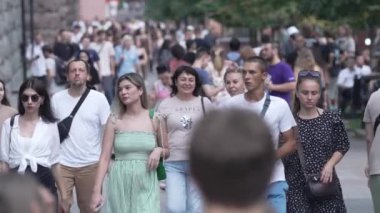 KYIV, UKRAINE 1 Eylül 2024: Yürüyen kalabalığın dikey videosu