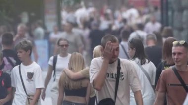 KYIV, UKRAINE 1 Eylül 2024: Yürüyen kalabalığın dikey videosu