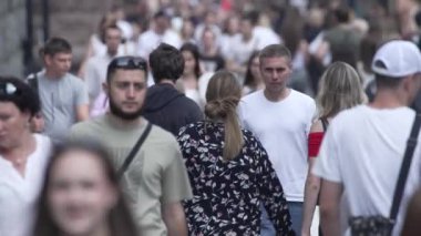KYIV, UKRAINE 1 Eylül 2024: Yürüyen kalabalığın dikey videosu