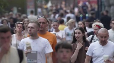 KYIV, UKRAINE 1 Eylül 2024: Yürüyen kalabalığın dikey videosu