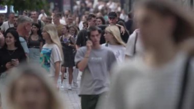 KYIV, UKRAINE 1 Eylül 2024: Yürüyen kalabalığın dikey videosu