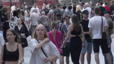 KYIV, UKRAINE 1 Eylül 2024: Yürüyen kalabalığın dikey videosu