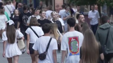 KYIV, UKRAINE 1 Eylül 2024: Yürüyen kalabalığın dikey videosu