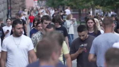 KYIV, UKRAINE 1 Eylül 2024: Yürüyen kalabalığın dikey videosu