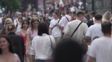KYIV, UKRAINE 1 Eylül 2024: Yürüyen kalabalığın dikey videosu