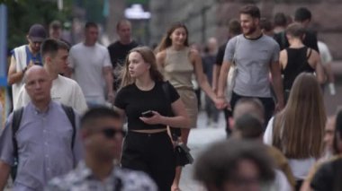 KYIV, UKRAINE 1 Eylül 2024: Yürüyen kalabalığın dikey videosu