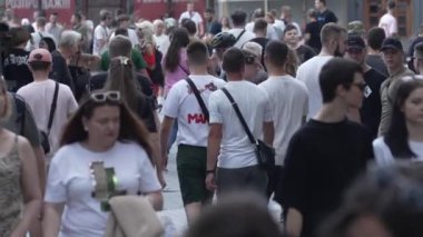 KYIV, UKRAINE 1 Eylül 2024: Yürüyen kalabalığın dikey videosu