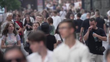 KYIV, UKRAINE 1 Eylül 2024: Yürüyen kalabalığın dikey videosu