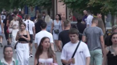 KYIV, UKRAINE 1 Eylül 2024: Yürüyen kalabalığın dikey videosu